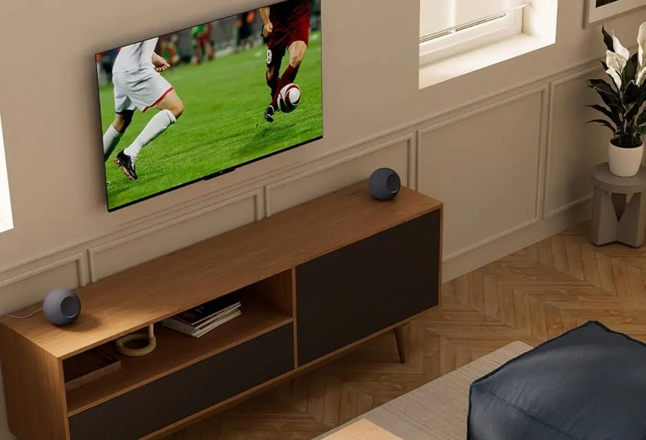 Due Amazon Echo Studio in salotto con TV