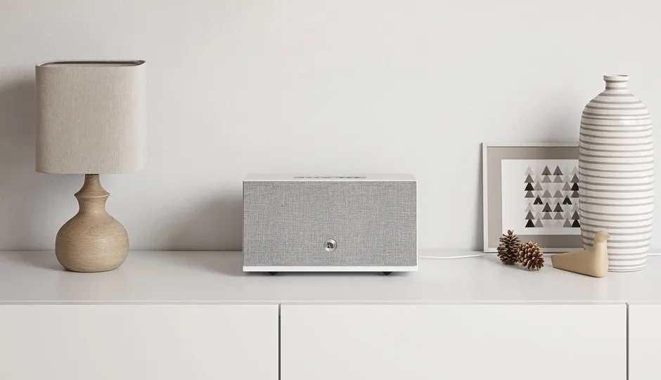 Audio Pro C10 MkII W bianco su mobile