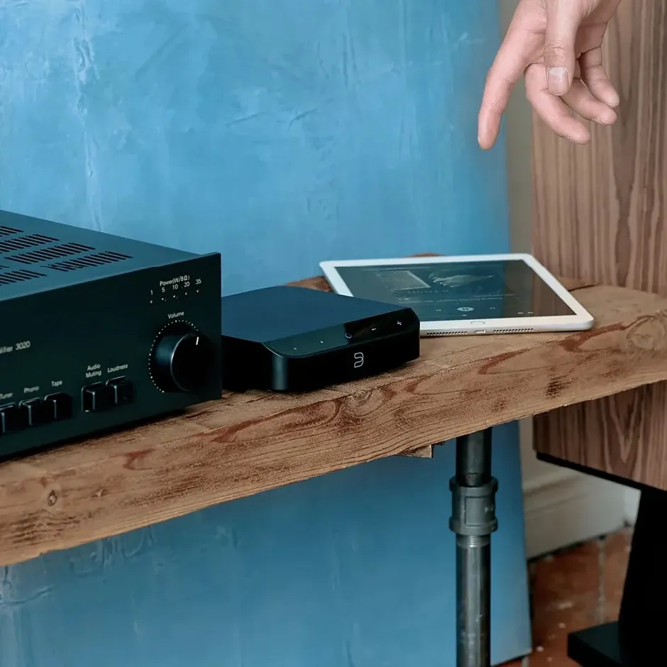 Bluesound Node Nano accanto a un amplificatore