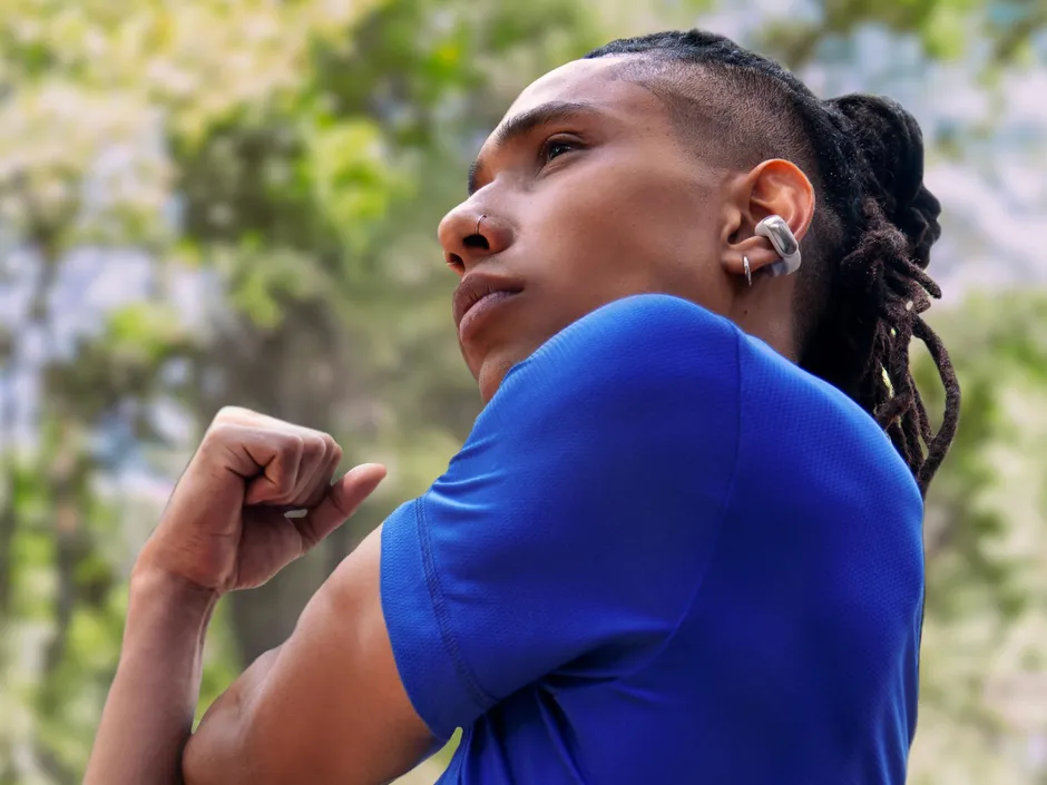Bose Ultra Open Earbuds bianchi indossati correndo