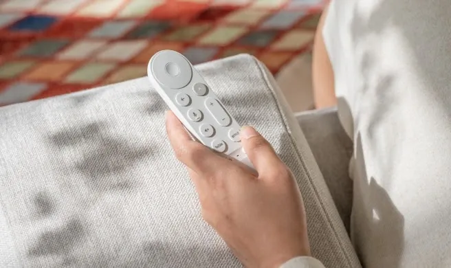 Google TV Streamer 4K telecomando impugnato sul divano