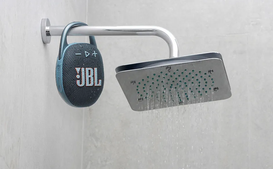 JBL Clip 5 agganciata al soffione della doccia