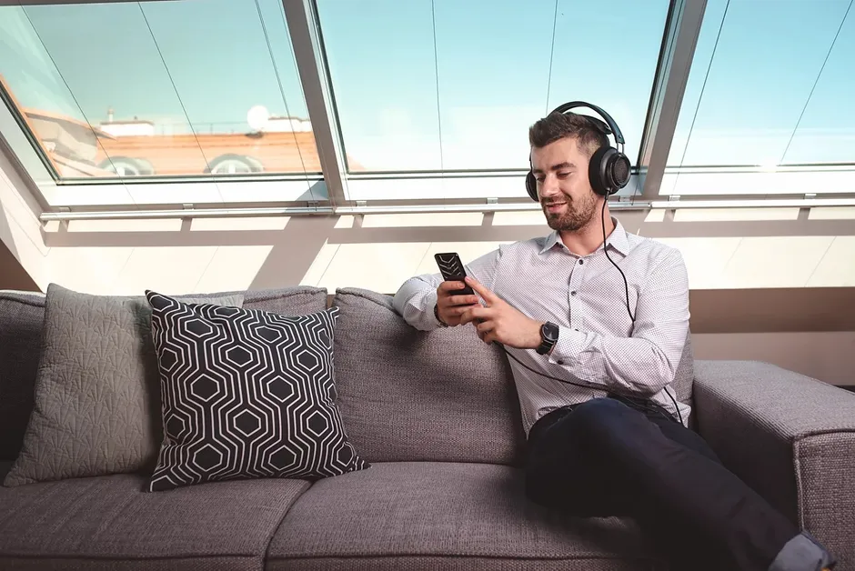 Ragazzo ascolta musica sul divano con le Philips Fidelio X2HR