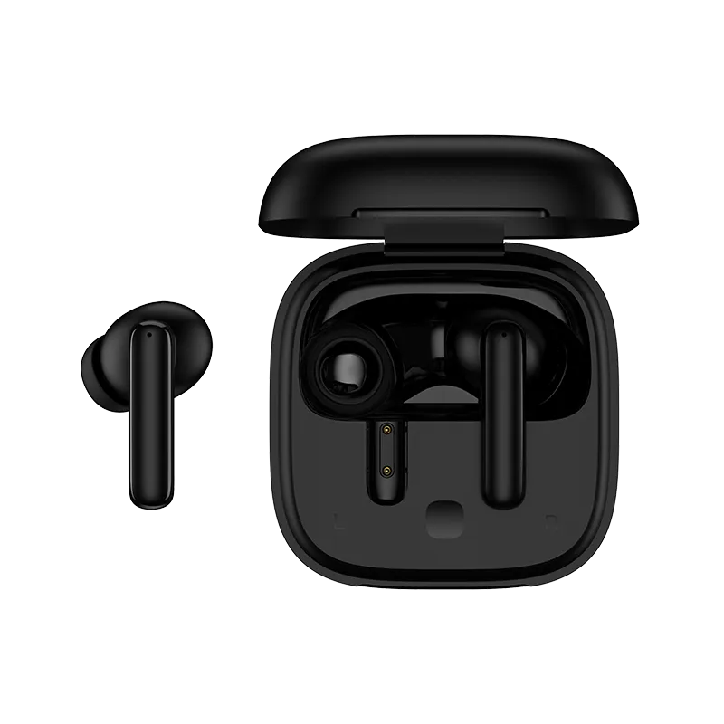 QCY T13 ANC — custodia aperta con auricolare destro inserito e sinistro estratto, versione nera