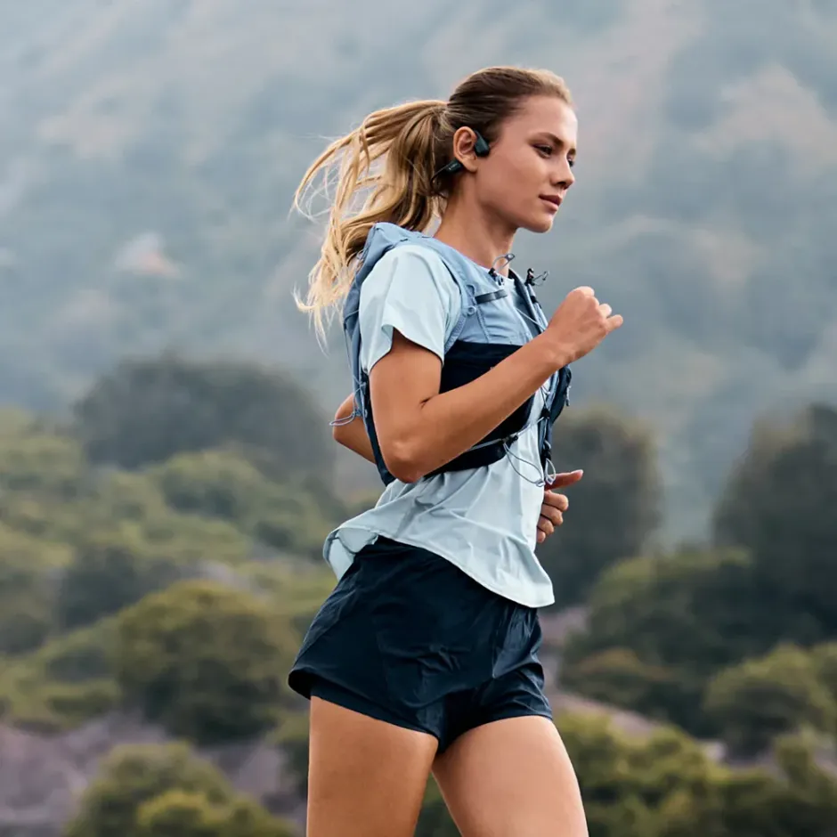 SHOKZ OpenRun Pro 2 in uso durante trail running