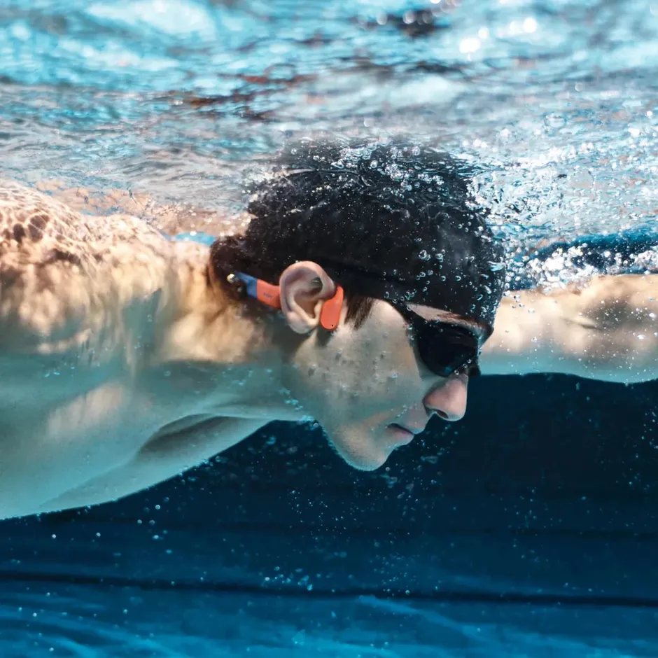 Shokz OpenSwim Pro indossate durante il nuoto