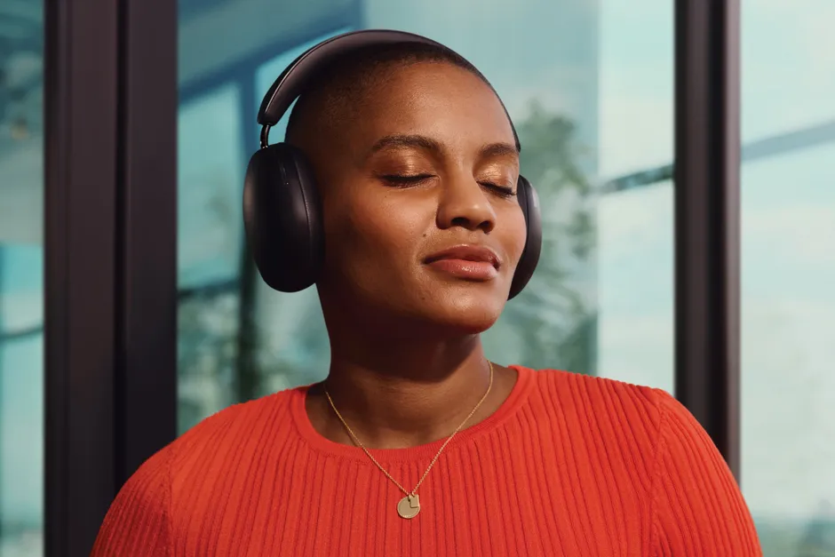 Sonos Ace nere indossate a occhi chiusi