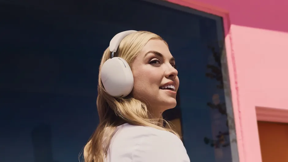 Ragazza con Sonos Ace bianche indossate