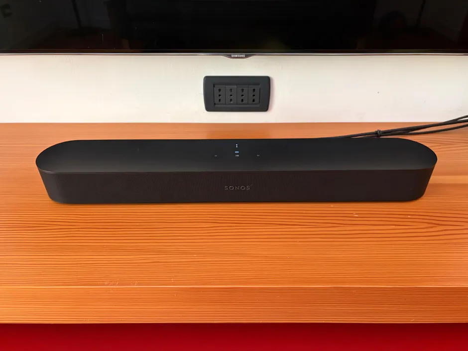 Sonos Beam Gen 2 vista frontale con i comandi illuminati