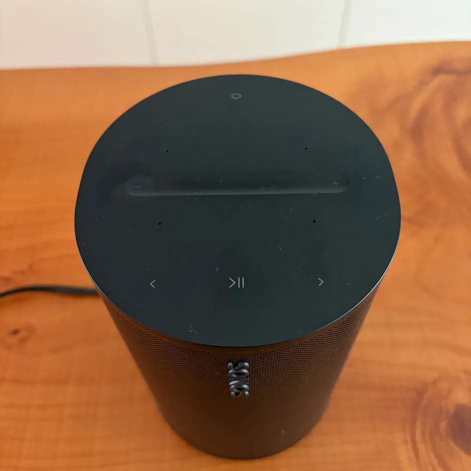Sonos Era 100 visto dall'alto con lo slider touch del volume