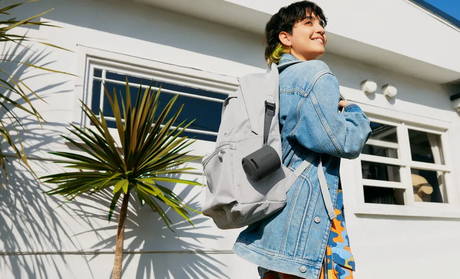 Sony SRS-XB100 — speaker agganciato allo zaino in mobilità
