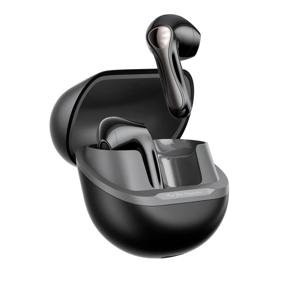 SoundPEATS Air5 Lite — auricolari in primo piano sopra la custodia di ricarica